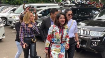 Hadiri Sidang Perceraian Pertama, Outfit Dewi Perssik Sentuh Rp36 Juta