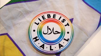 Sebuah stiker bertuliskan &quot;Cinta itu Halal&quot; terpasang di dalam masjid Ibn Rusyd-Goethe yang mengibarkan bendera pelangi di dinding luar bangunannya di Berlin, Jerman, Jumat (1/7/2022). [Adam BERRY/AFP]
