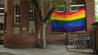 Toleransi Komunitas LGBTQ, Masjid di Jerman ini Kibarkan Bendera Pelangi