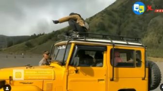 Razia ke Lautan Pasir Gunung Bromo, Polisi Tegur Wisatawan yang Naik di Atap Jeep