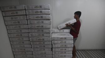Pekerja menata daging beku kemasan pada tempat khusus setibanya di Kantor Perum Bulog Sulawesi Tengah di Palu, Sulawesi Tengah, Minggu (3/7/2022). [ANTARA FOTO/Mohamad Hamzah/foc]