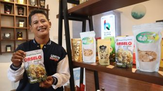 Jadi Mitra Binaan Semen Gresik, Bos Makanan Ringan Penyandang Disabilitas Ini Raih Omzet Puluhan Juta