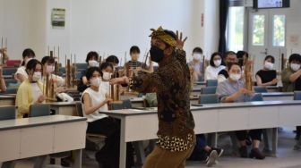 Inspiratif Seniman Jabar Ardian Sumarwan Ajarkan Angklung ke Penyandang Disabilitas di Jepang