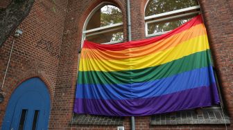 Bendera pelangi tergantung di luar masjid Ibn Rusyd-Goethe di Berlin, Jerman, Jumat (1/7/2022). [Adam BERRY/AFP]
