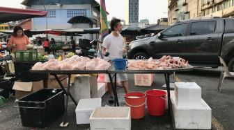 Pedagang Liar Bikin Omzet Pedagang Ayam di Pasar Tradisional Kota Cimahi Anjlok