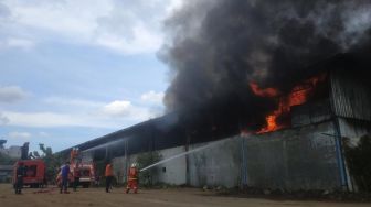 Pabrik Pengolahan Minyak Goreng di Mojokerto Terbakar, Karyawan Panik Menyelamatkan Diri
