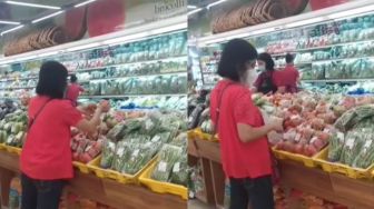 Viral! Ibu-ibu Ketahuan Buka Plastik Buah di Supermarket, Netizen: Kebiasaan di Pasar