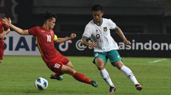 Sambangi TC Timnas Indonesia U-19, Dejan Antonic Semangati Duo Striker Garuda Nusantara