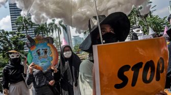 Aktivis dari komunitas Fossil Free dan Climate Ranger melakukan unjuk rasa di Jakarta, Selasa (5/7/2022). [ANTARA FOTO/Aprillio Akbar/foc]