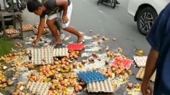 Pedagang Telur di Canggu Disebut Ditabrak Bule, Dagangannya Porak Poranda di Jalanan