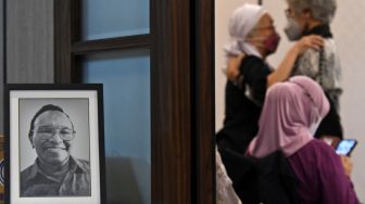 Istri penyanyi Bob Tutupoly, Rosmayasuti Nasution (kiri) menerima pelayat mendiang suaminya di Rumah Duka Rumah Sakit Siloam Semanggi, Jakarta, Selasa (5/7/2022). [ANTARA FOTO/Aditya Pradana Putra/foc]