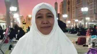 Banyak Warganet Titip Doa, Khofifah Siapkan Oleh-oleh Sajadah dari Mekah