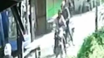 Aksi 2 Bandit Bobol Rumah Warga Surabaya Lalu Gasak Motor Terekam Kamera CCTV