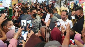 Berkunjung ke Pasar Peterongan, Warga Semarang Antusias Sambut Presiden Jokowi: Marakne Sikil Ndredeg!