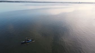 Nelayan menjaring ikan di Teluk Kendari, Kendari, Sulawesi Tenggara, Senin (4/7/2022). [ANTARA FOTO/Jojon/wsj]