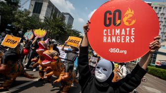 Aktivis dari komunitas Fossil Free dan Climate Ranger melakukan unjuk rasa di Jakarta, Selasa (5/7/2022). [ANTARA FOTO/Aprillio Akbar/foc]
