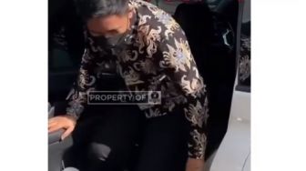 Penampilan Doni Salmanan Dilimpahkan ke Kejaksaan Disorot: Pakai Batik, Diantar Mobil Mewah, Tangan Tak Diborgol