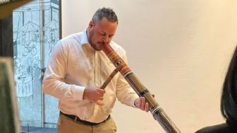 Pria Asal Suku Wakka Wakka Australia Promosi Alat Musik Didgeridoo di Indonesia