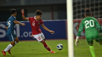 Pesepak bola Tim Nasional Indonesia U-19 Mikael Alfredo Tata (tengah) menembakkan bola ke arah gawang Tim Nasional Brunei Darussalam U-19 dalam laga penyisihan Grup A Piala AFF U-19 2022 di Stadion Patriot Candrabhaga, Bekasi, Jawa Barat, Senin (4/7/2022). [ANTARA FOTO/Fakhri Hermansyah/wsj]