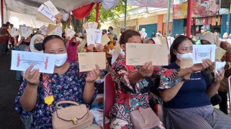 Bahagianya Emak-emak di Semarang Terima Bansos dari Presiden Jokowi: Untuk Modal Buka Warung
