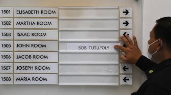 Petugas memasang tulisan nama penyanyi Bob Tutupoly di Rumah Duka Rumah Sakit Siloam Semanggi, Jakarta, Selasa (5/7/2022). [ANTARA FOTO/Aditya Pradana Putra/foc]