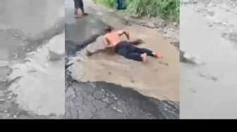 Viral Pria Berenang di Kubangan Jalan Berlubang, Netizen: Di Lampung Banyak Wahana Waterpark