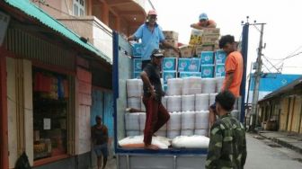 Polisi Kawal Ketat Pembongkaran 1.800 Liter Minyak Goreng Curah di Pulau Saparua