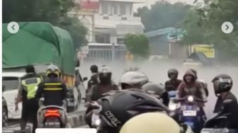 Viral, Diduga Gas Bocor, Asap Putih Tutupi Jalan Raya, Pengendara Panik