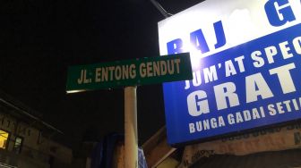 Satpol PP Copot Kertas Bertuliskan Jalan Budaya, Kembalikan Nama Plang Jalan Entong Gendut
