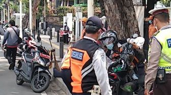 Bikin Macet, Polisi Tindak Kendaraan Parkir Liar di Jalan Senopati