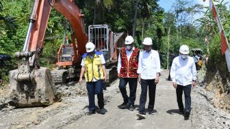 Rencananya Rampung Tahun Depan, Jokowi Tinjau Pembangunan Infrastruktur Jalan di Pulau Nias