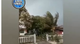 Ngeri, Beredar Video Angin Kencang Sapu Atap Rumah Warga