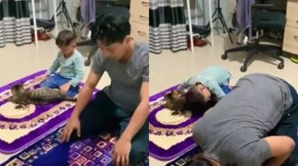 Gemas Bocah Ini Tetap Tunaikan Salat Meski Diganggu Kucing Peliharaannya