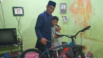 Berpenghasilan Rp 50 Ribu Sehari, Sandiaga Beri Sepeda ke Bapak Tiga Anak Ini