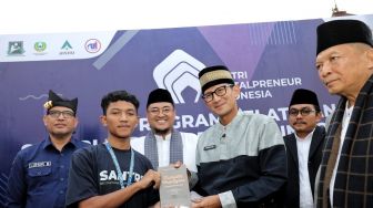 Sandiaga Uno Bagikan Tips FAST ke Santri di Tanah Datar Sumbar