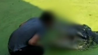 Viral Seorang Pawang Kecup Mesra Buaya Besar, Netizen: Ingat Tanggal Apes Tidak Ada di Kalender