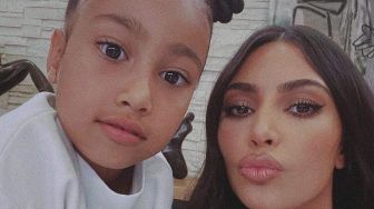 Gaya Nyentrik Kim Kardashian Bareng North West, Hidungnya Kompak Ditindik
