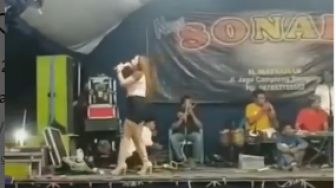 Biduan Goyang Tamu Acara Nikahan di Kuburan, Warganet Nyeletuk: Vibes Akhirat ya Gaes