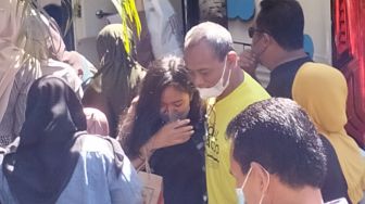 Tangis Pecah Sambut Kedatangan Bus Rombongan Siswa SMA N 1 Wonosari yang Alami Kecelakaan di Tol Sidoarjo-Porong