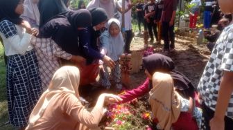 Sedihnya Pemakaman Ibu dan Anak Korban Kebakaran di Bedeng Arab, Kinara di Pusara Adiknya: Kakak Pulang Dulu ya Dek