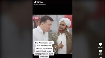 Merinding! Habib Umar bin Hafidz Bimbing Pria Asal Amerika Baca Al-Fatihah, Warganet: Beruntung Banget Nih Bule
