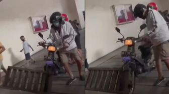 Antri Masuk Parkir, Sepeda Motor Pria Ini Malah Tersangkut Penutup Selokan