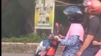 Aksi Emak-Emak Naik Honda Scoopy Bikin Publik Geleng-Geleng Kepala, Ada yang Janggal dengan Posisi Boncengan