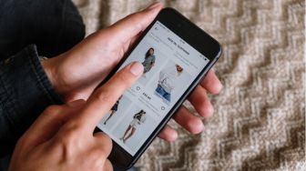 Viral Tergiur Beli Baju Rp1 Perak di E-Commerce, Warganet Ini Terkejut Dapat Pesan Tak Terduga