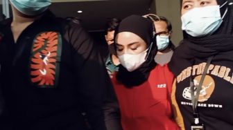 Penampakan Medina Zein Memakai Baju Tahanan