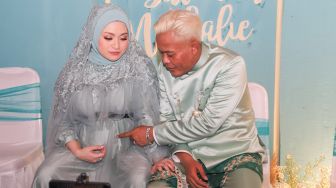 Komedian Entis Sutisna atau Sule bersama sang istri, Nathalie Holscher dan putranya, Adzam Adriansyah Sutisna saat menggelar jumpa pers usai acara akikah di Tambun, Bekasi, Jawa Barat, Jumat (21/1/2022).  [Suara.com/Alfian Winanto]