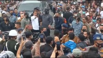 Paspampres Nyaris Kecolongan! Pemuda Beralmamater Bebas Berlari Dekati Jokowi di Nias