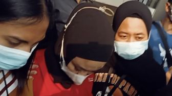 Medina Zein mengenakan rompi tahanan usai keluar dari Kejaksaan Negeri Jakarta Selatan, Kamis (7/7/2022).  [Rena Pangesti/Suara.com]