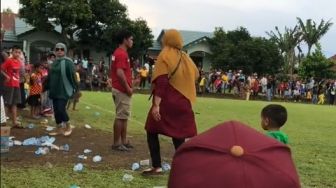 Detik-detik Emak-emak Mau Baku Pukul di Laga Tarkam, Publik: Bahaya Nih Kalau Nonton Timnas Indonesia