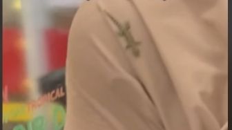 Lagi Antre di Kasir, Pria Ini Bingung Mendadak Lihat Cicak Nempel ke Kepala Perempuan di Depannya